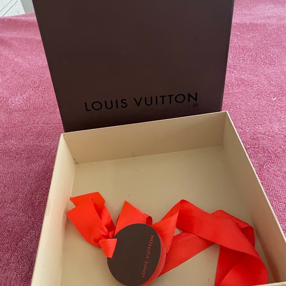 Louis Vuitton box with bow - Picture 13 of 14